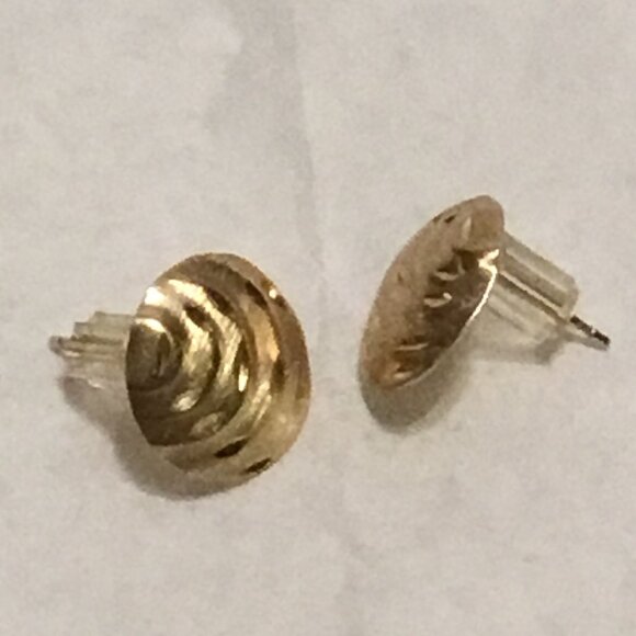 Very lovely 14K gold shell like etched stud earrings - Picture 6 of 12